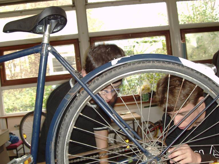 Zwei Schüler reparieren gemeinsam ein Fahrrad