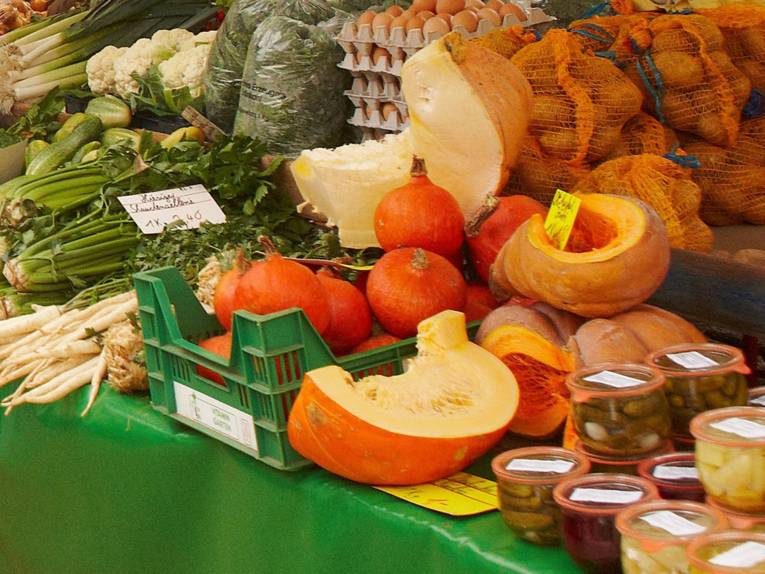 Regionale Gemüsesorten auf einem Wochenmarktstand