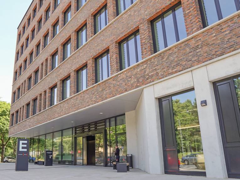 Le HannoverServiceCenter est un bâtiment administratif de six étages situé sur la Schützenplatz, dont la façade imite la brique, et qui abrite de nombreux services municipaux.