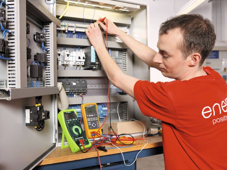 Mann mit Messgeräten