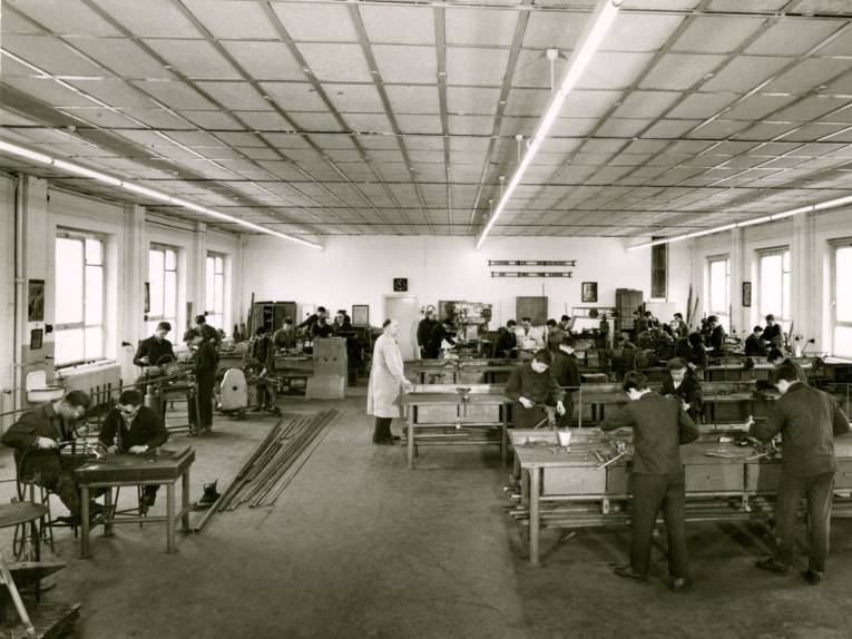 Männer in Werkstatt (Schwarz-Weiß-Fotografie)