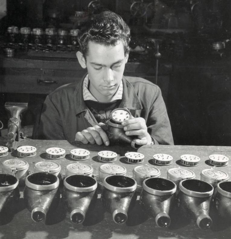 Männer mit technischen Geräten (Schwarz-Weiß-Fotografie)