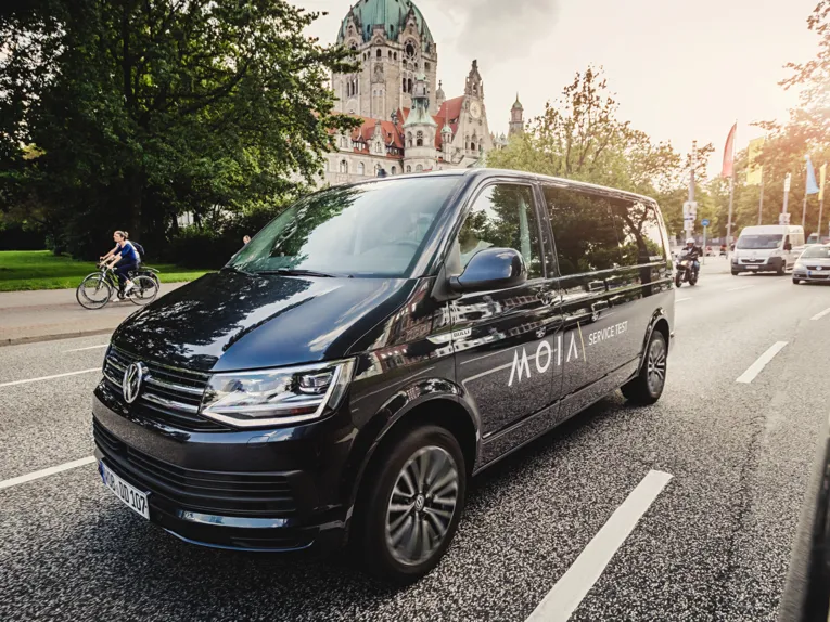 En svart varebil står parkert foran det nye rådhuset i Hannover.