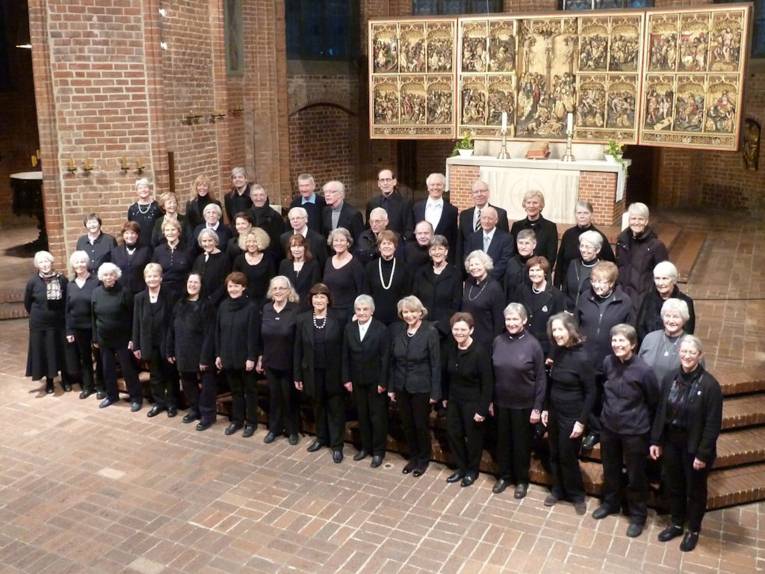 Menschen stehen vor einem Altar