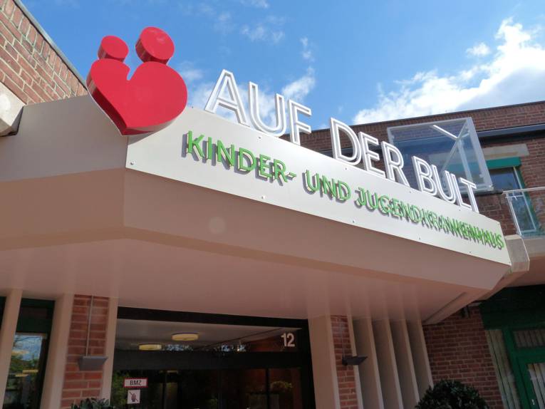 Portal mit der Aufschrift: Auf der Bult Kinder- und Jugendkrankenhaus