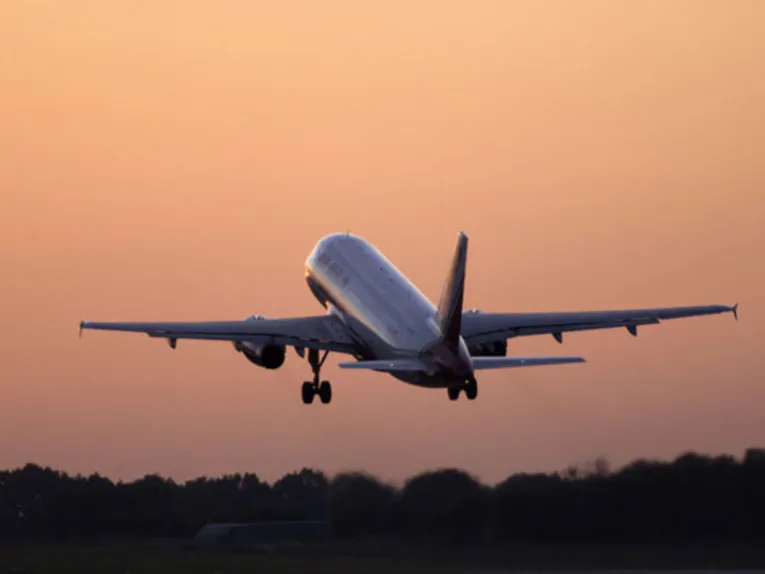 Flyet letter i aftensolen