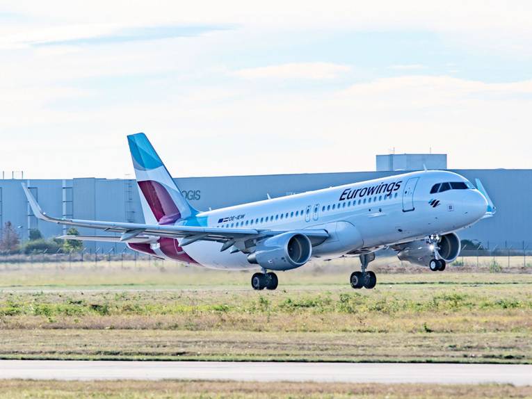 Passagierflugzeug von Eurowings bei Start oder Landung.