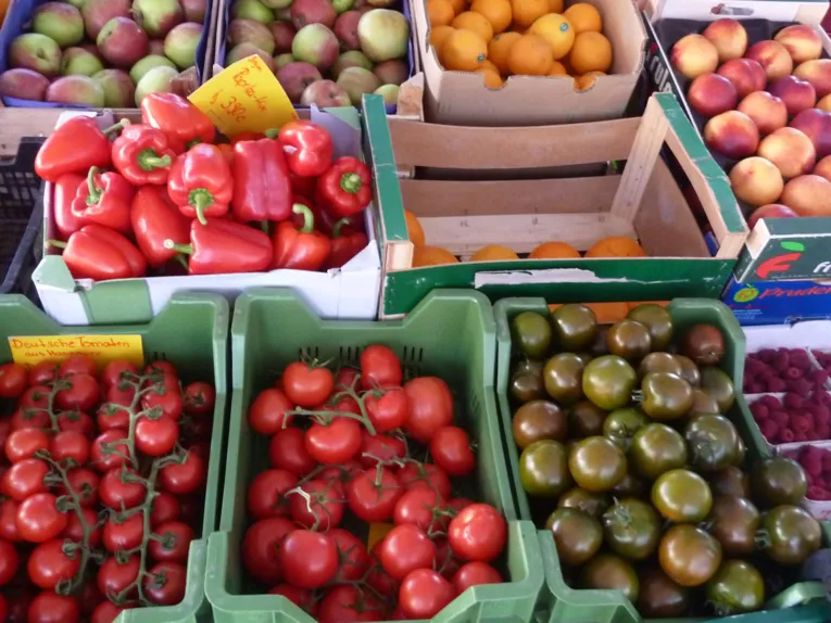 Obst und Gemüse an einem Marktstand.