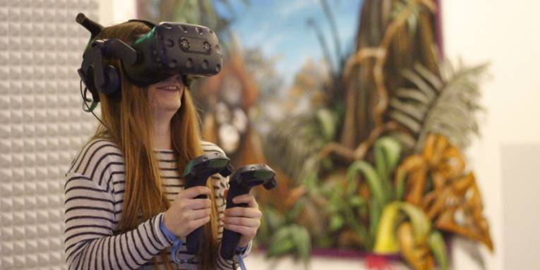 Mädchen mit technischer Apparatur auf dem Kopf