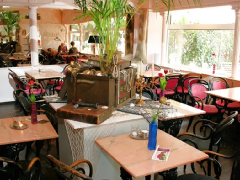En restaurang. Mitt på bordet står en skattkista.