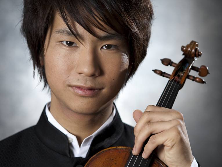 Schwarz-Weiß-Portrait Fumiaki Miura, erster Preisträger des Internationalen Joseph Joachim Violinwettbewerbs 2009 mit Violine