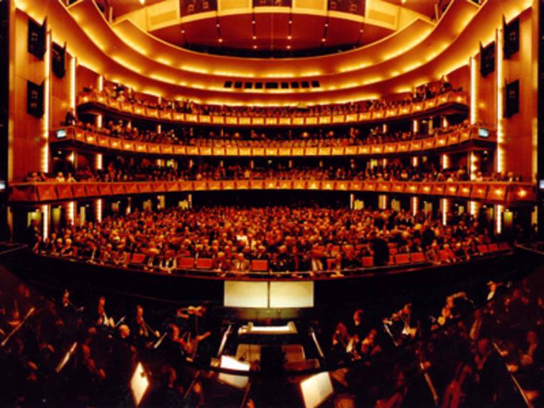 Ein imposanter Zuschauerraum einer Oper.