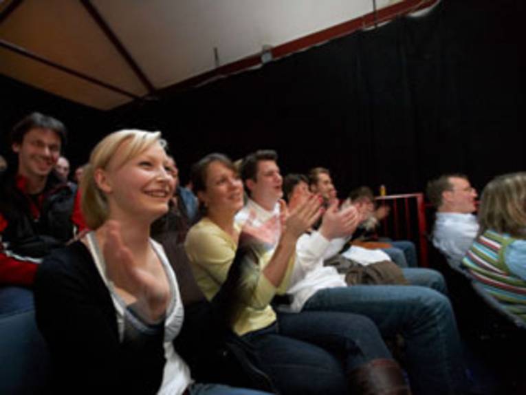 Innenansicht der Warenannahme mit Blick auf das Publikum.
