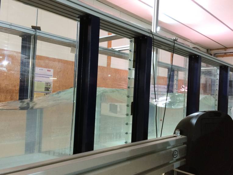 Wellen hinter Glasscheiben