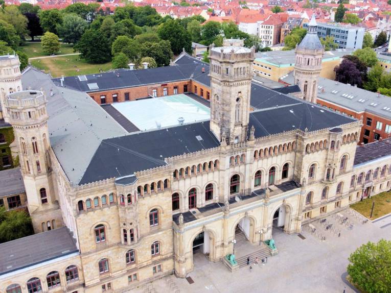Ansicht eines historischen Gebäudes aus der Vogelperspektive.