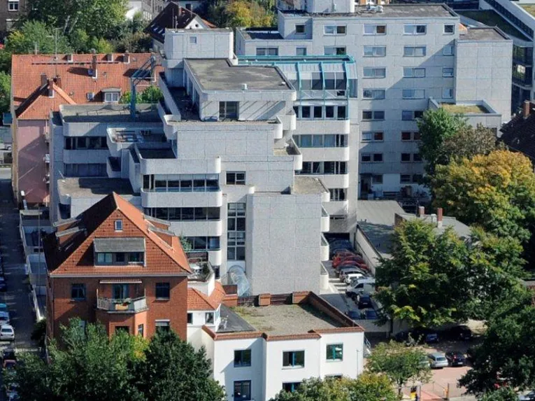 Gebäudekomplex, der aus der Luft aufgenommen wurde.