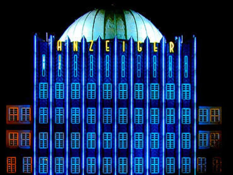Beleuchtetes Gebäude. 