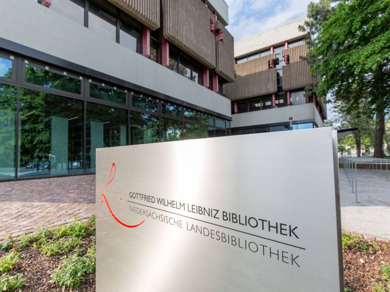 Gebäude hinter Bäumen.