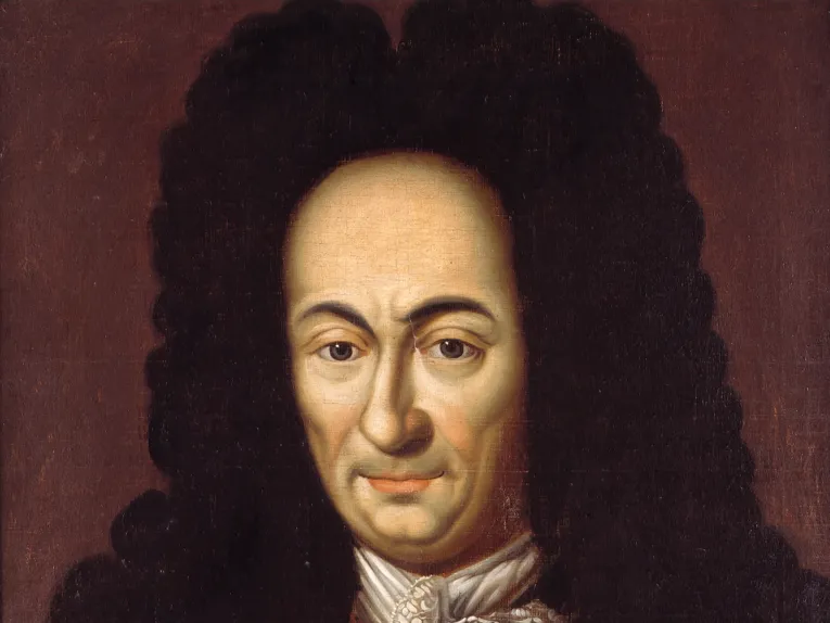 Porträt Gottfried Wilhelm Leibniz, *1646 Leipzig; † 1716 Hann. 
Universalgelehrter
Kopie nach Andreas Scheits, 1711. Brustbild. Oberkörper seitlich von rechts gesehen, das Gesicht voll dem Beschauer zugewandt. Leibniz ist dargestellt in einem braun-violetten Hausrock mit hellbraunem Kragen mit einem Jabot, das in vier strenge Falten gelegt ist, und schwarzer Perücke. Das Gesicht ist in gelblich-grauem Tone gemalt, rote Backen und Lippen. Die Gesichtsfalten sind scharf gezeichnet. Die Nase ist vorn stark verdickt. Der linke Nasenflügel ist besonders hervorgehoben.Öl aufLeinwand 

