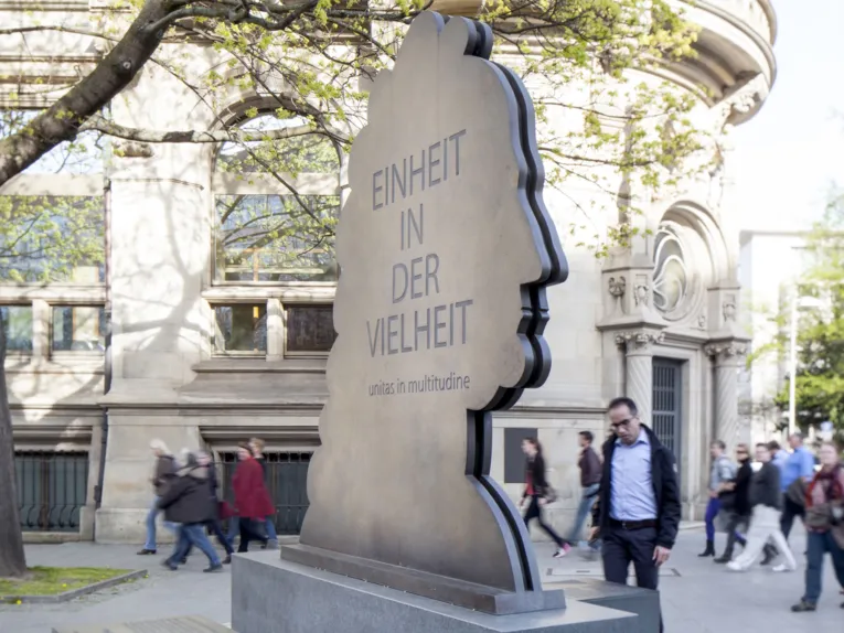 Mann vor Denkmal