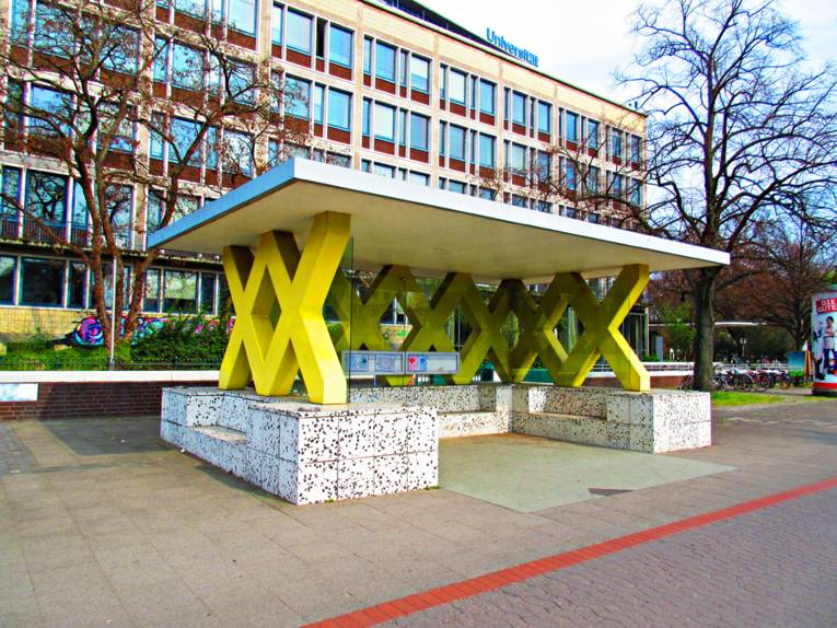 Bushaltestelle am Königsworther Platz vor der Universität.