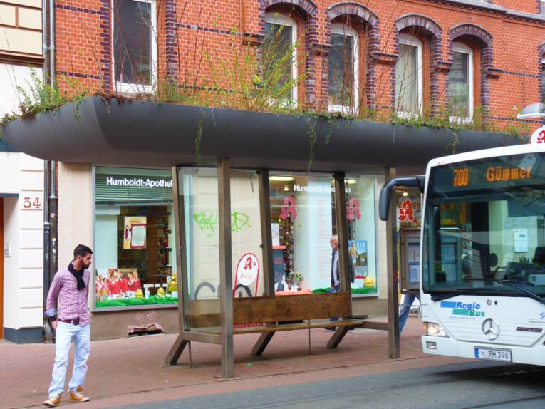Haltestelle mit begrüntem Dach