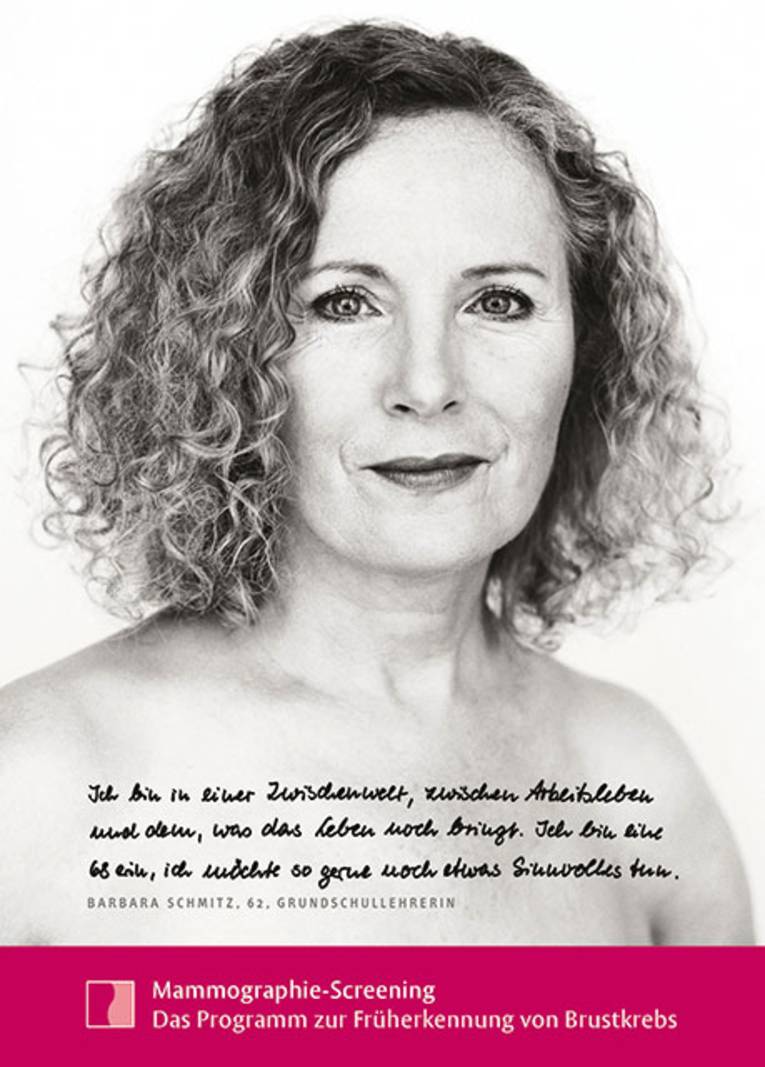 Eine ältere Frau lächelt freundlich in die Kamera.