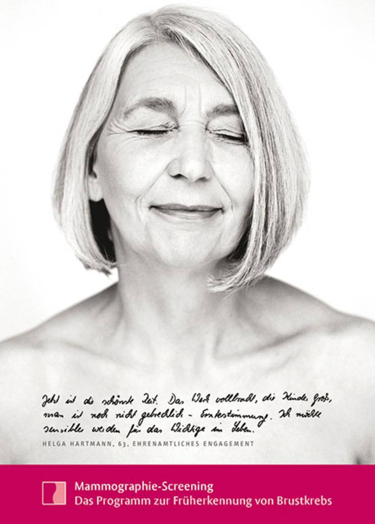 Eine ältere Frau hat die Augen zu und lächelt.