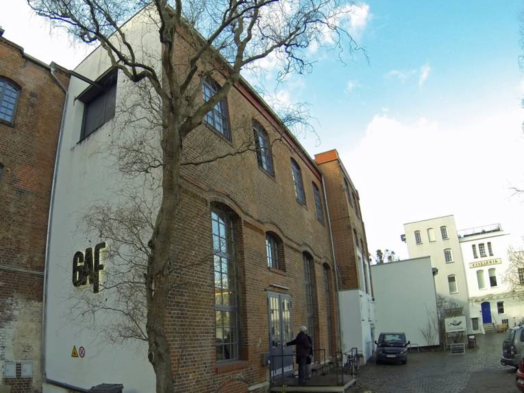 Zweigeschossiges Gebäude an dem an der Seitenwand die Buchstaben GAF angebracht sind. 