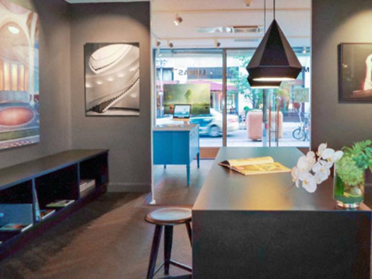 Blick in einen Raum mit Gemälden an der Wand.