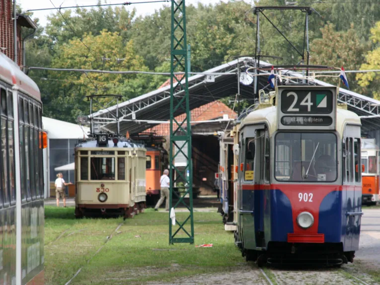 Verschillende oude trams op de binnenplaats van het museum.