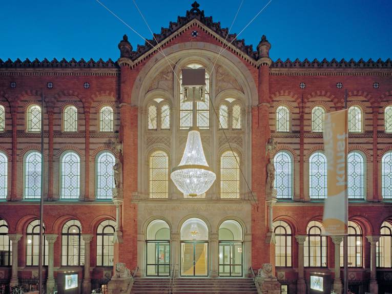 저녁 조명이 비추는 Hannover 예술가 회관의 외관 © Raimund Zakowski, 출처: Hannover Marketing und Tourismus GmbH