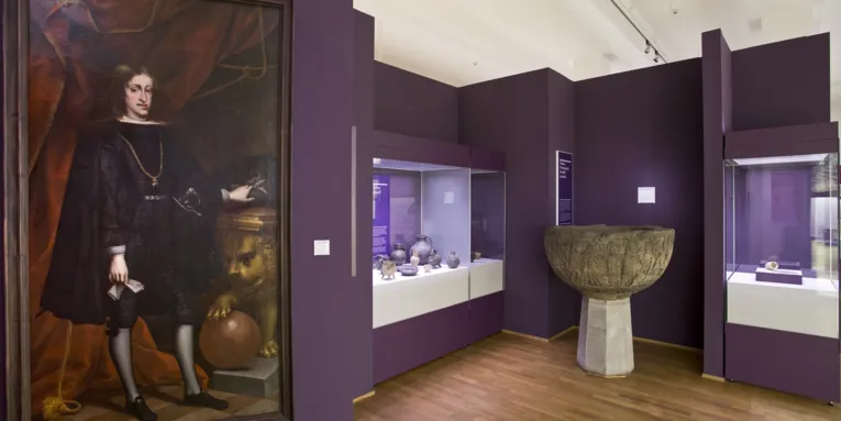 Room with showcases and paintings