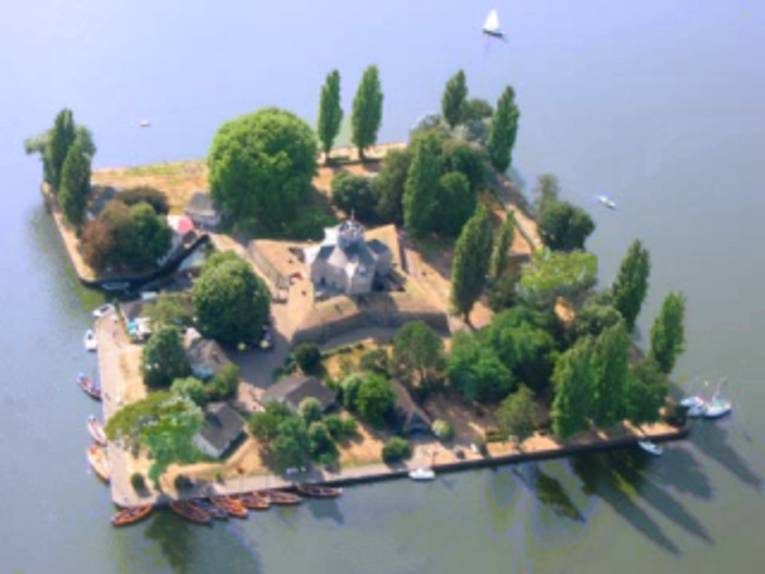 Luftbild von einer Insel 