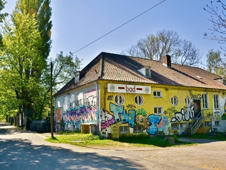 Sprungturm mit dem Schriftzug Bad