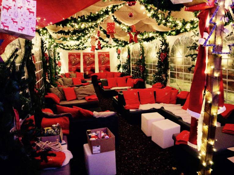 Weihnachtlich geschmückter Raum mit Liegemöbeln