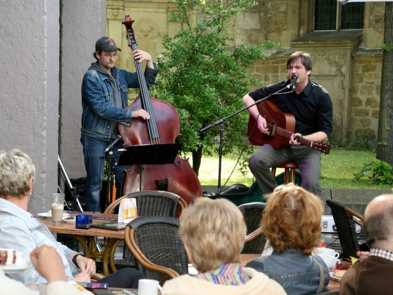Zwei Musiker mit Publikum