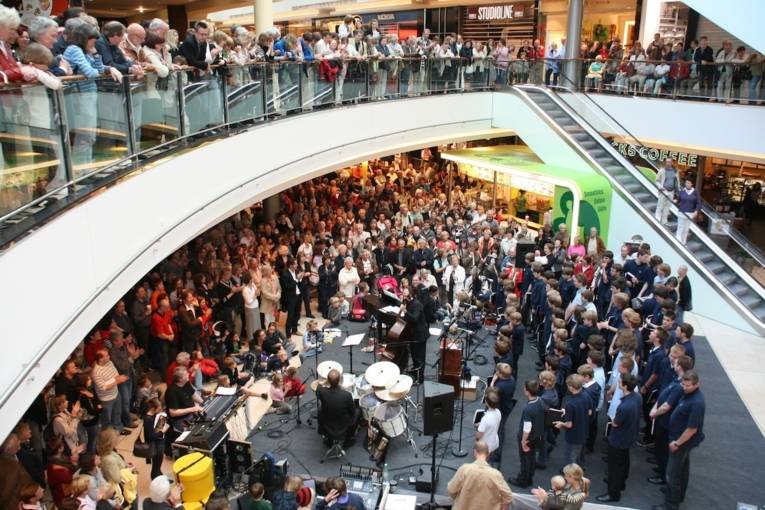 Musiker mit Publikum in Einkaufszentrum