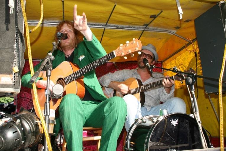 zwei gitarrespielende Sänger