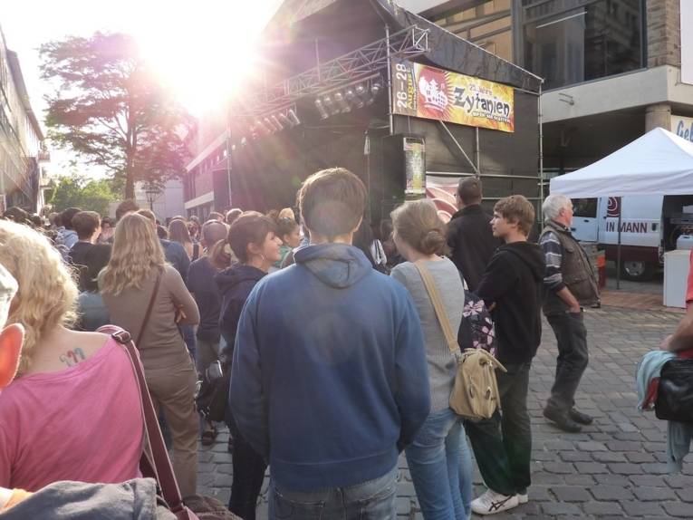 Bühne und Publikum im Gegenlicht