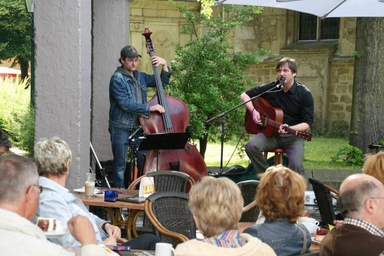 Zwei Musiker mit Publikum