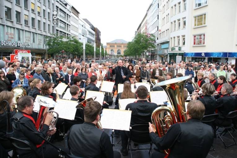 Orchesterkonzert unter freiem Himmel vor Publikum