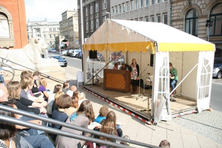 Musiker in Pavillon vor Publikum