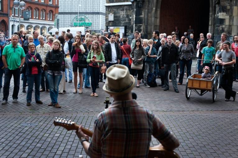 Gitarrenspieler vor Publikum
