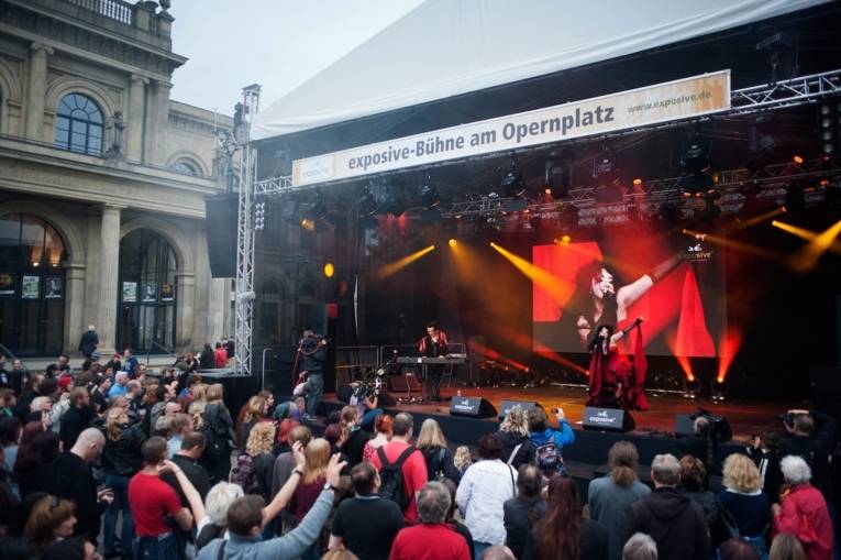 Musiker auf überdachter Bühne mit Publikum