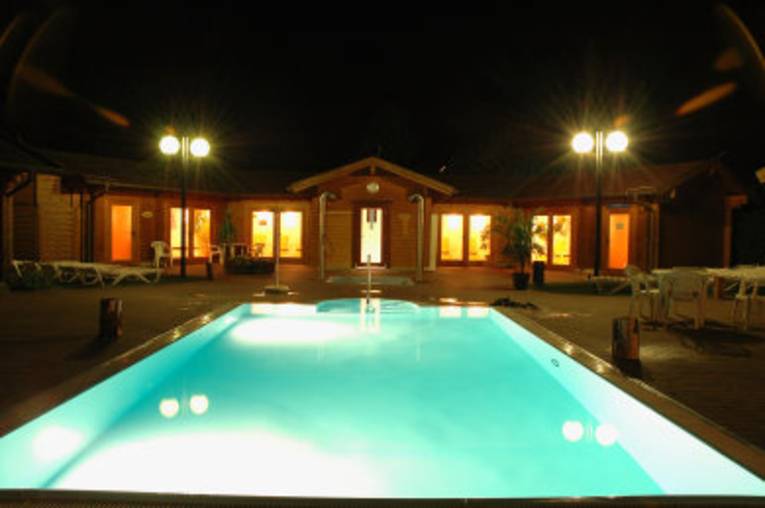 Sauna et bassin extérieur du Landgrafentherme à Bad Nenndorf