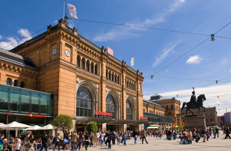 Hauptbahnhof Hannover mit Ernst-August-Denkmal