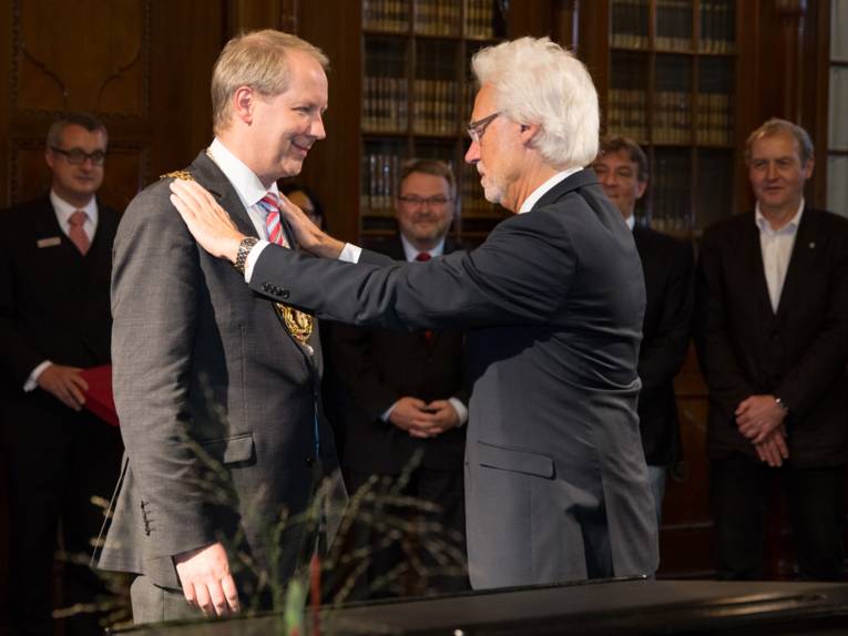 Bernd Strauch legt Stefan Schostok die Amtskette des Oberbürgermeisters an