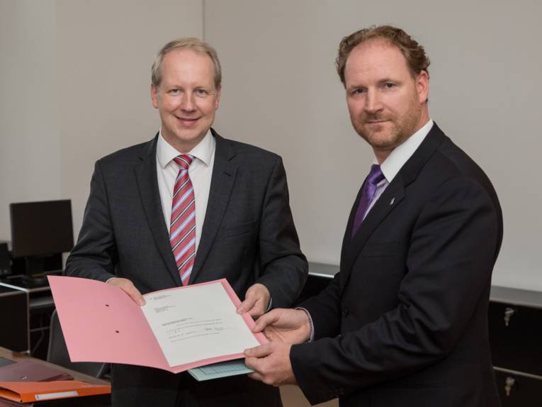 Stefan Schostok und Sascha Kusz mit der Annahmeerklärung