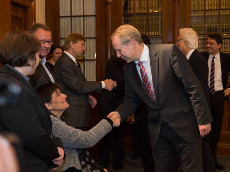 Stefan Schostok schüttelt Andrea Hammann die Hand